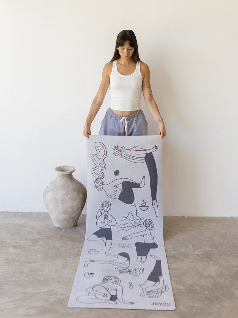 Antypoślizgowa czarno-biała mata do jogi kauczukowa Sisterhood - rozwijanie maty