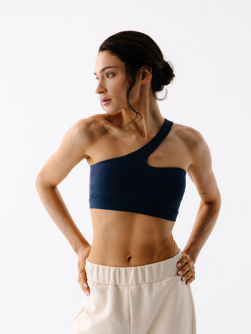 Asymetryczny granatowy stanik do jogi Vibe Out - widok z przodu na długość