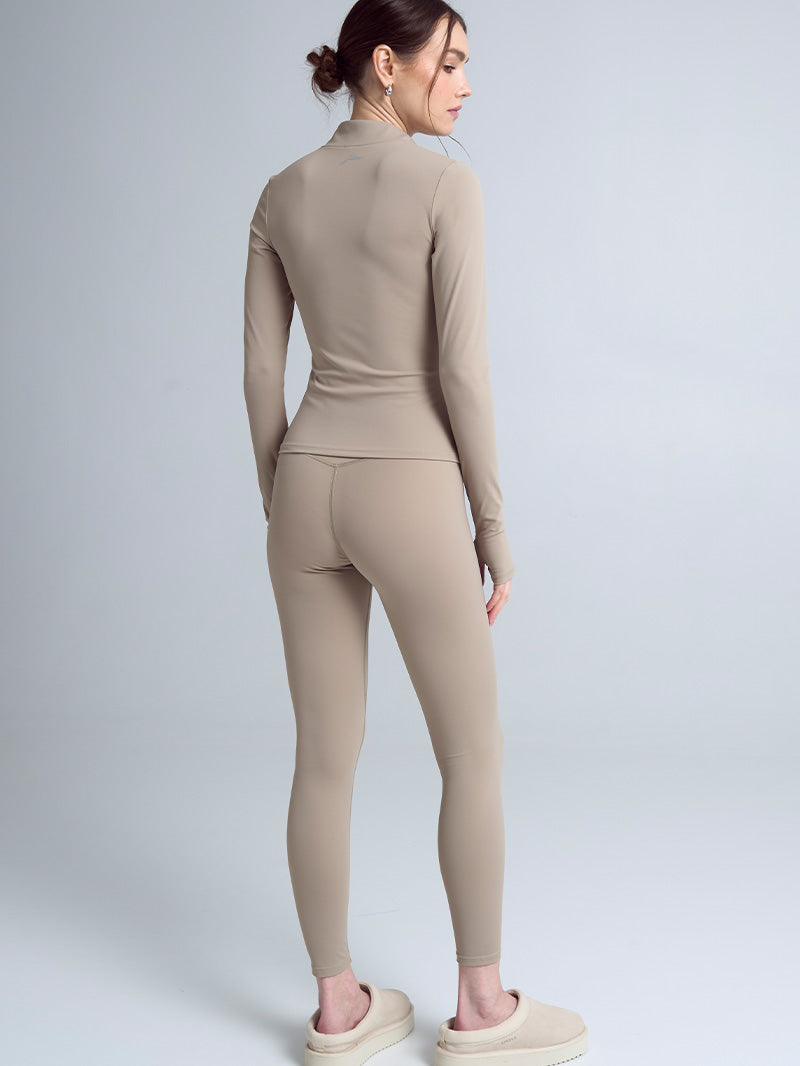 Beżowe legginsy do ćwiczeń o długości 7/8 z kolekcji Oneness - zestaw z dopasowanym longsleevem damskim w beżu