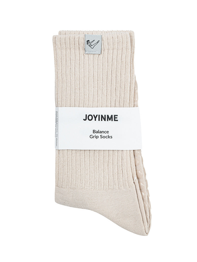 Beżowe bawełniane skarpetki do pilatesu — zbliżenie na materiał