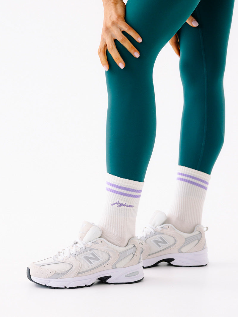 Białe skarpetki bawełniane z fioletowymi paskami