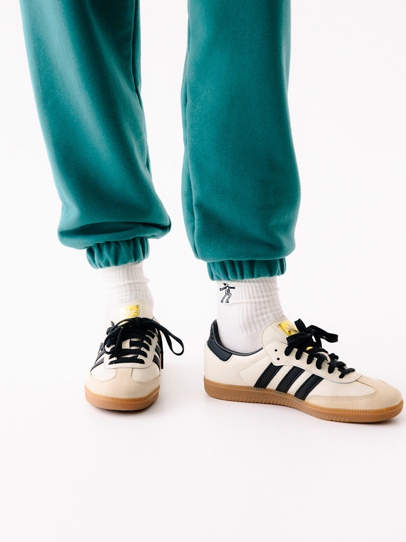 Białe skarpetki bawełniane z haftem Yoga Girl - set z dresowymi spodniami