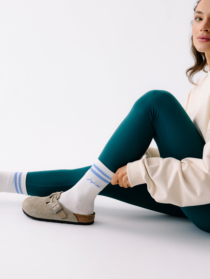 Białe skarpetki bawełniane z niebieskimi paskami - zestaw z zielonymi legginsami