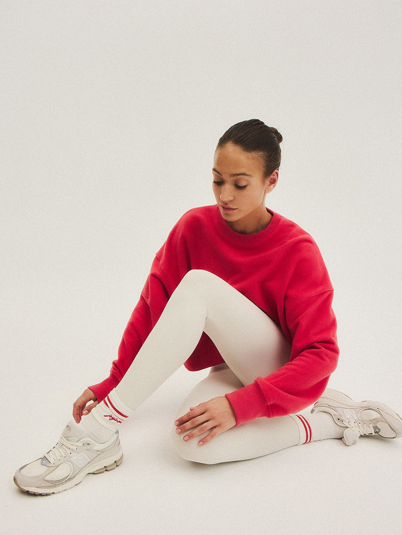 Białe skarpetki do jogi z czerwonymi paskami JOYINME - stylizacja w kolorach skarpetek