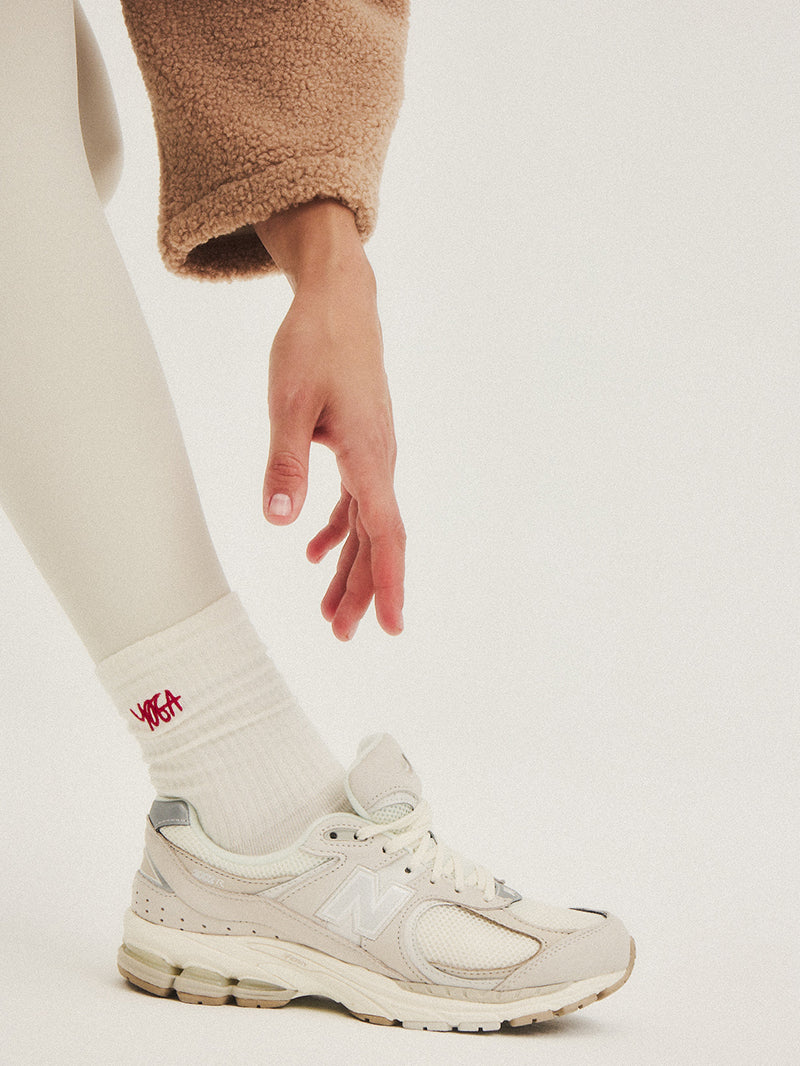 Białe skarpetki do jogi z czerwonym haftem YOGA JOYINME - widok na haft