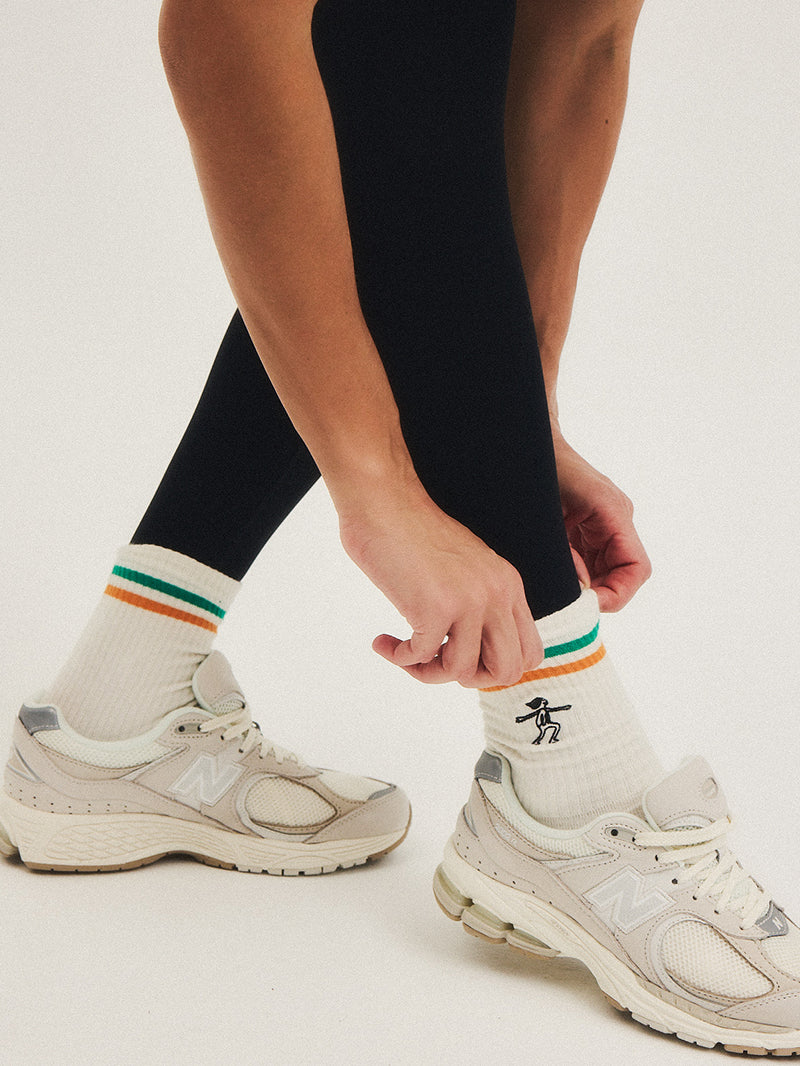 Białe skarpetki do jogi z kolorowymi paskami YOGA GIRL - widok na haft i zielono/pomarańczowe paski