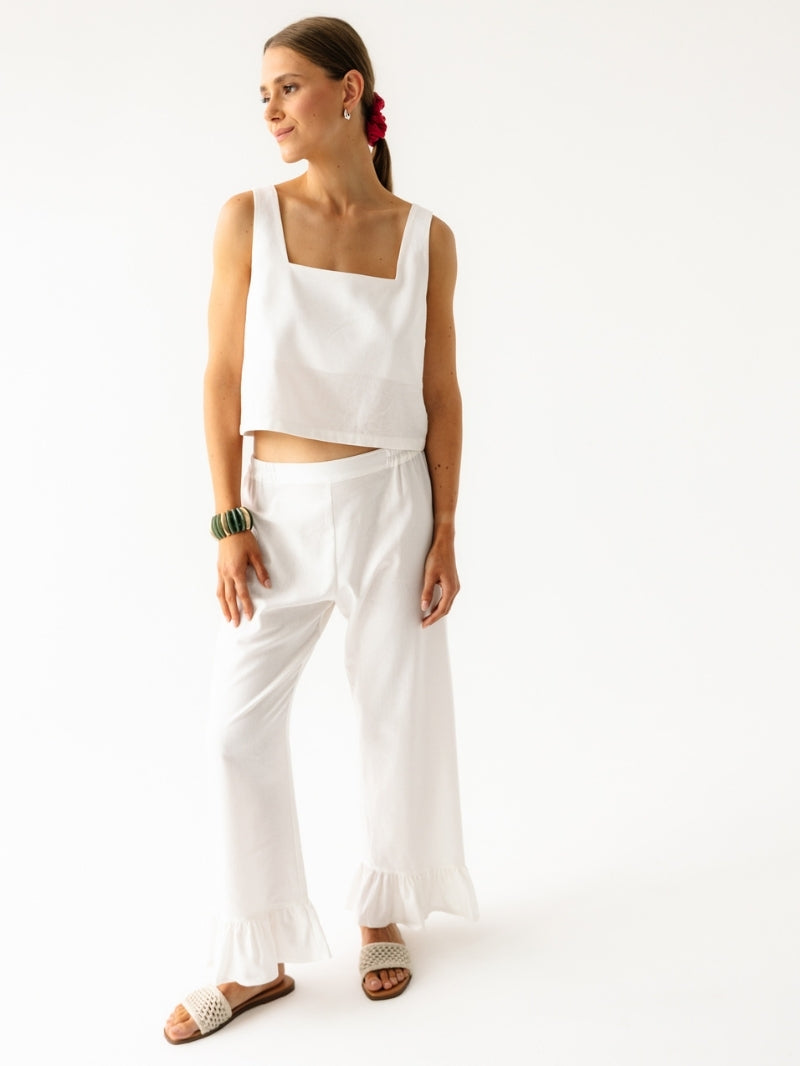 Białe letnie spodnie damskie z lnu z szerokimi nogawkami - biały outfit na letnią pogodę