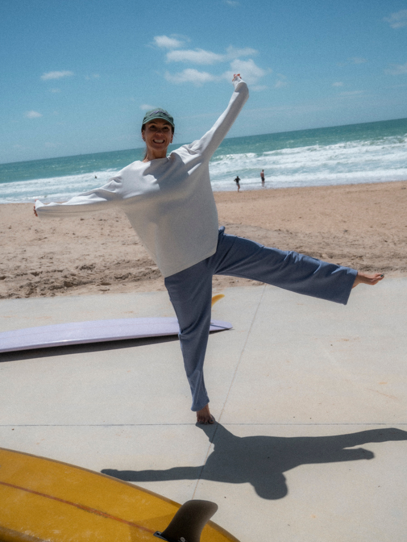 Biała koszulka damska z długimi rękawami o luźnym kroju i z nadrukiem - set z luźnymi spodniami i czapką z daszkiem