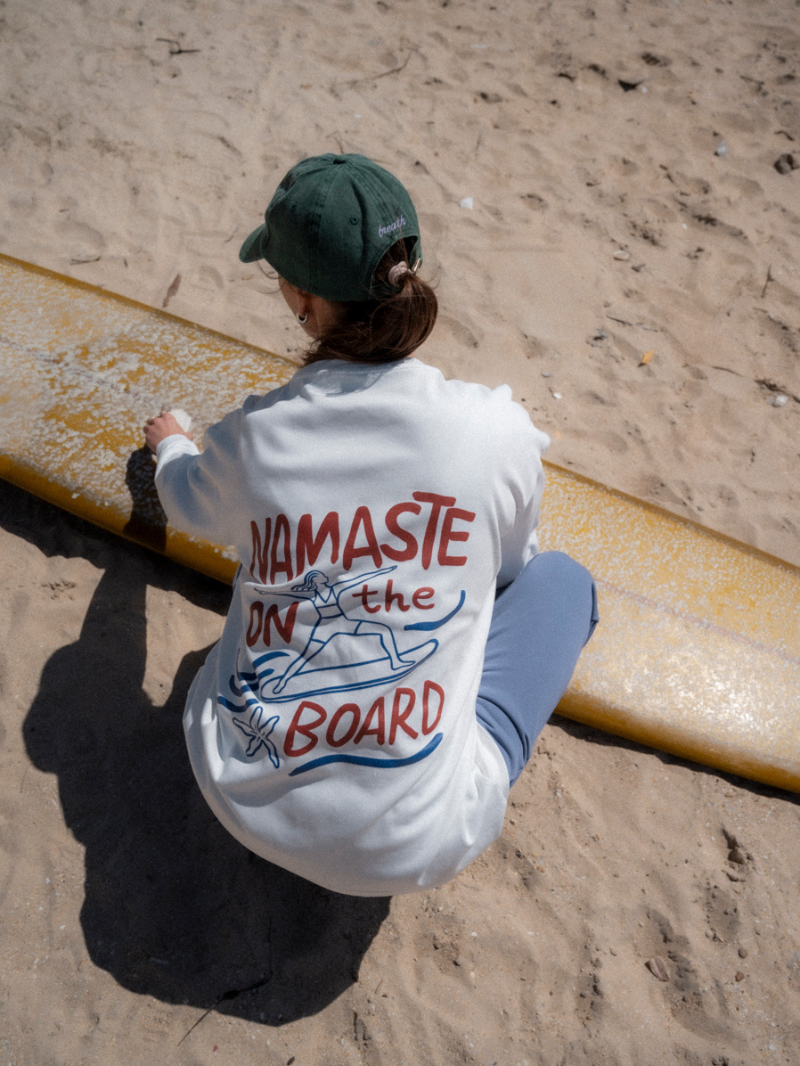 Biała koszulka damska z długimi rękawami o luźnym kroju i z nadrukiem