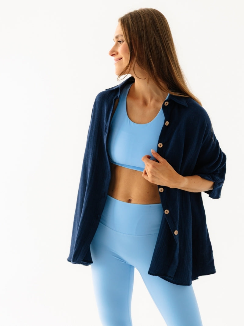 Błękitny stanik sportowy z wycięciem na plecach - set z granatową koszulą