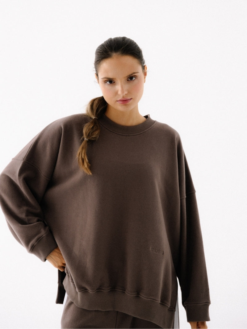 Luźna bawełniana bluza oversize w brązowym kolorze z serii KIND - widok nadekolt