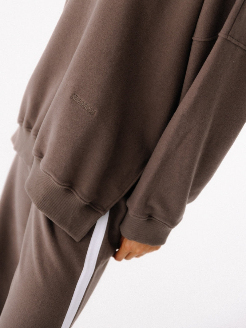 Luźna bawełniana bluza oversize w brązowym kolorze z serii KIND - zbliżenie na haft kindness