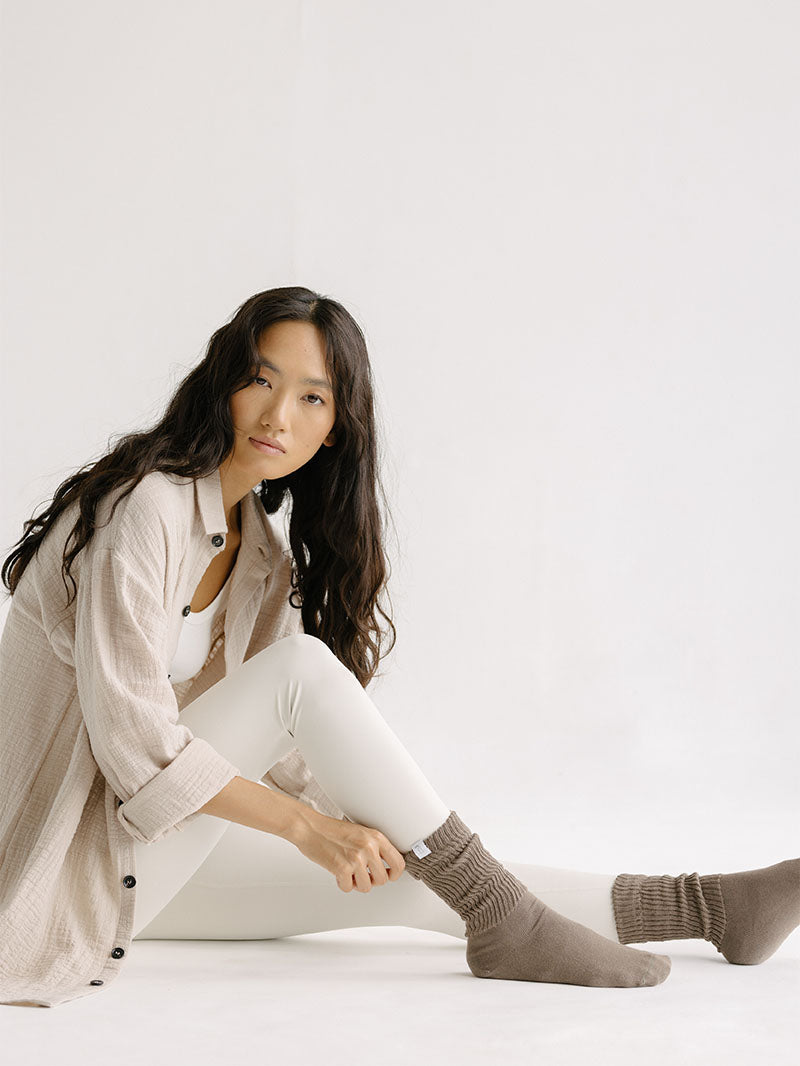 Modelka w brązowych skarpetkach z miękkiej bawełny