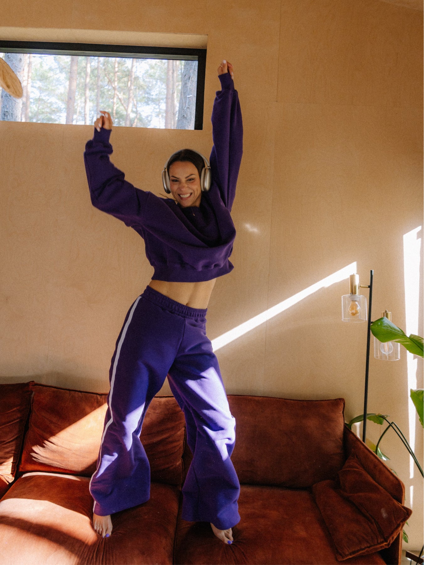 Fioletowe damskie bawełniane spodnie z lampasem z serii Comfort z bluzą oversize