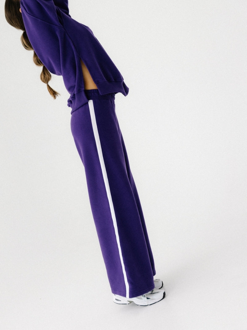 Fioletowe damskie bawełniane spodnie z lampasem z serii Comfort - widok na pas po boku nogawki