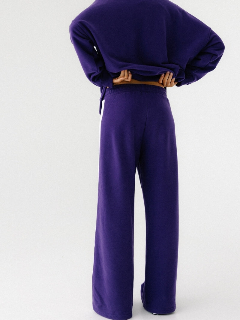 Damskie szerokie spodnie z lampasem w fioletowym kolorze — wysokiej jakości bawełna, wygodny miękki materiał, ze ściągaczem w pasie