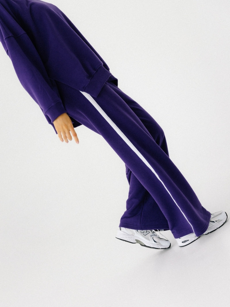 Fioletowe damskie bawełniane spodnie z lampasem z serii Comfort - set z luźną bluzą w tym samym odcieniu