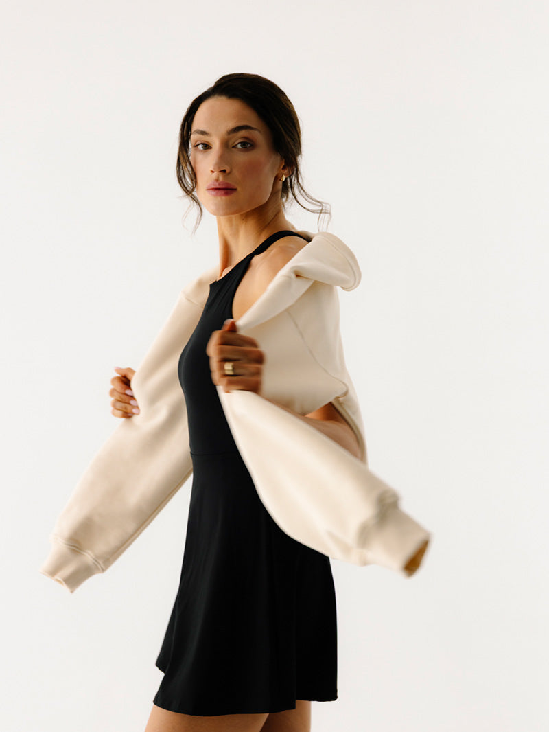 Czarna sukienka tenisowa z zabudowanym dekoltem - set z bluzą oversize