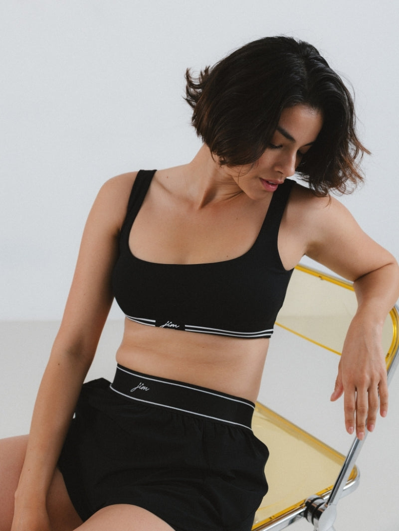 Damski treningowy crop top w czerni z kwadratowym dekoltem - set z luźnymi czarnymi szortami