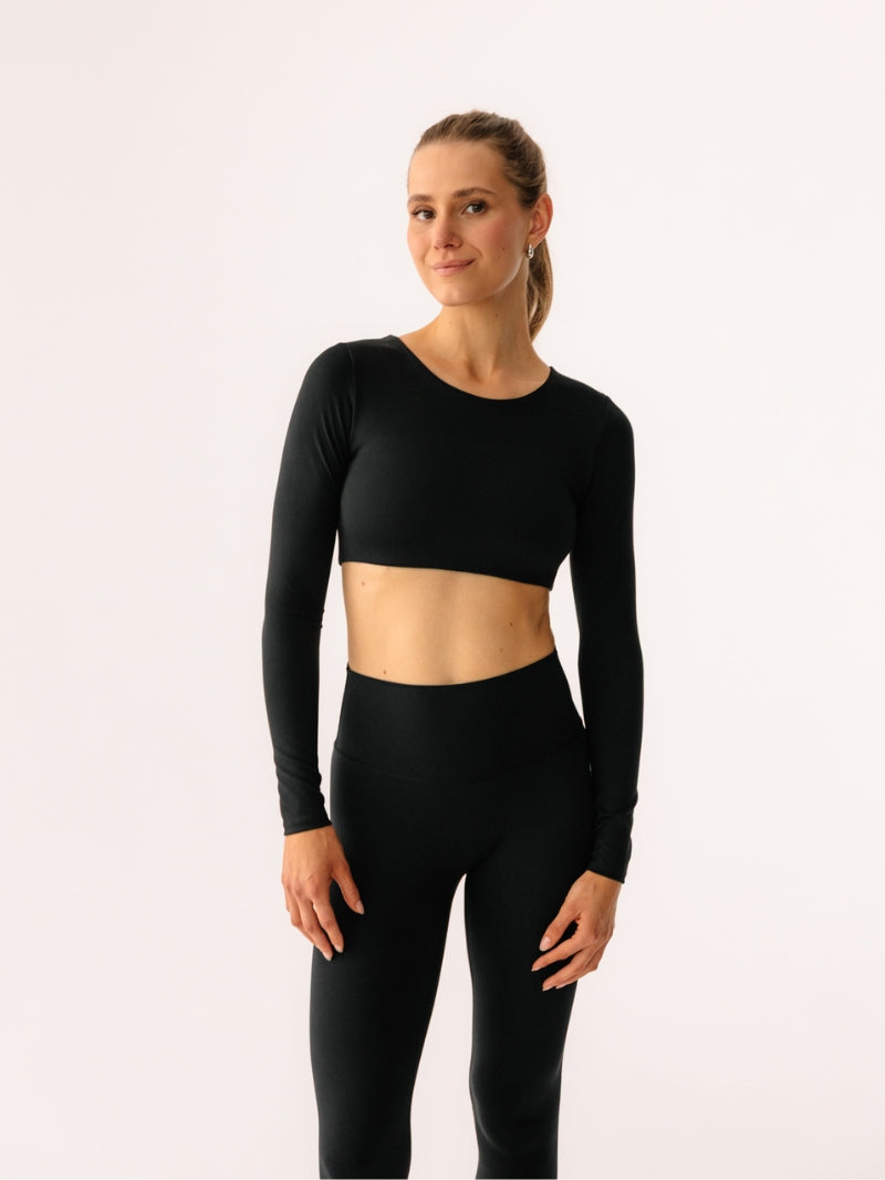 Damski czarny crop top sportowy z długim rękawem