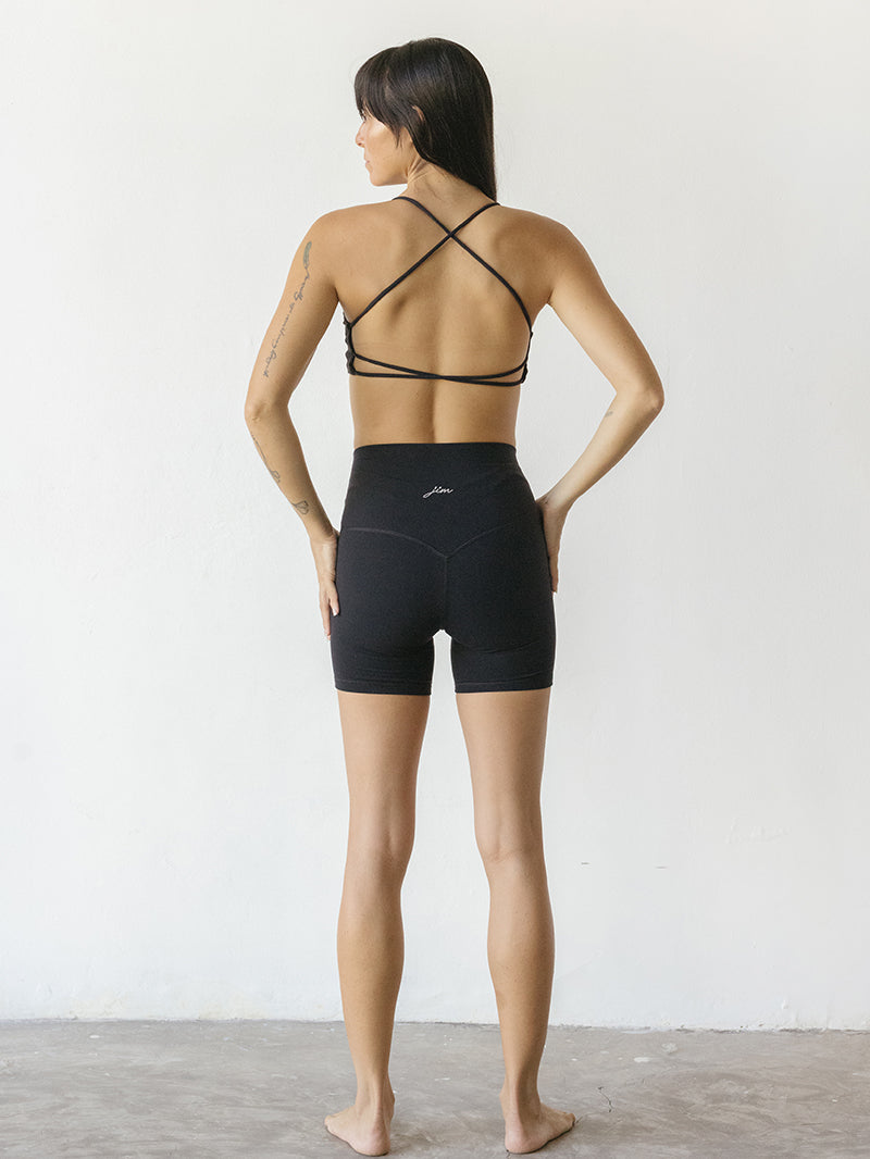 modelka w czarnym crop topie do jogi Breeze - widok z tyłu