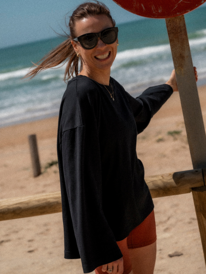 Czarna koszulka damska z długimi rękawami o luźnym kroju i z nadrukiem - widok na szerokość rękawów