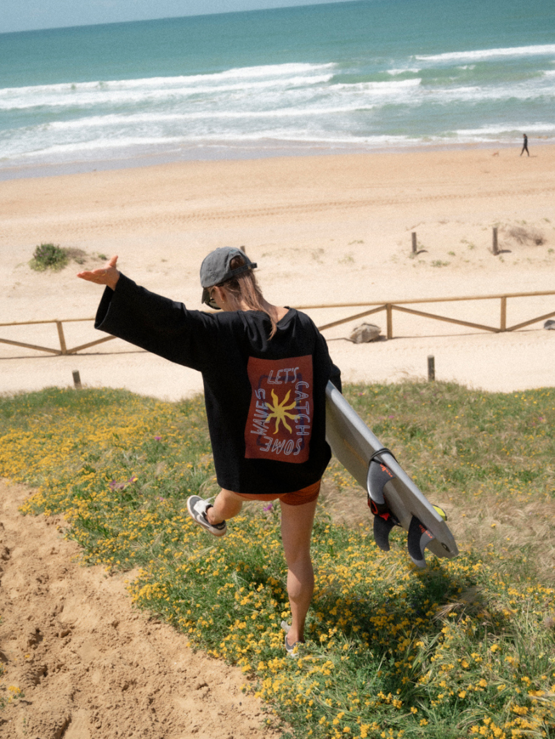 Czarna koszulka damska z długimi rękawami o luźnym kroju i z nadrukiem - fit na plaży z baseball cap