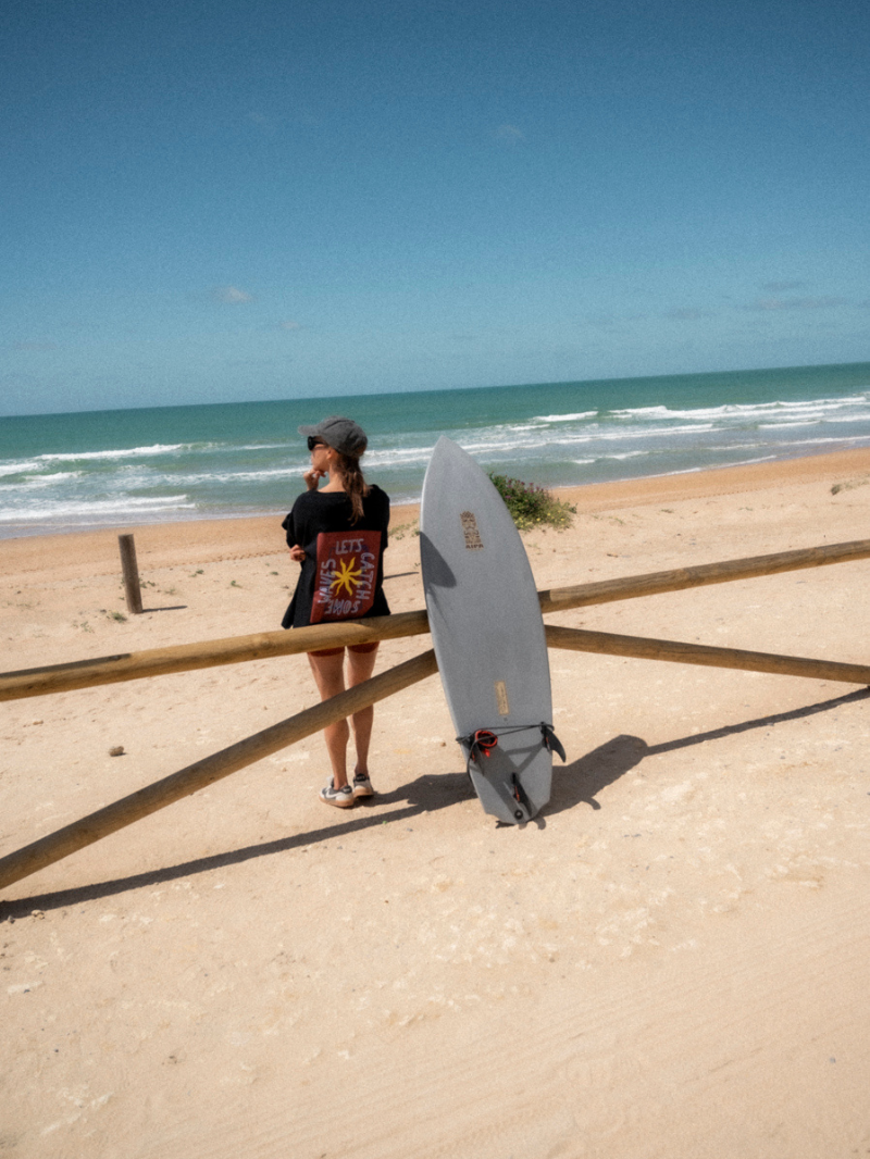 Czarna koszulka damska z długimi rękawami o luźnym kroju i z nadrukiem - widok na nadruk na plecach LET'S CATCH SOME WAVES