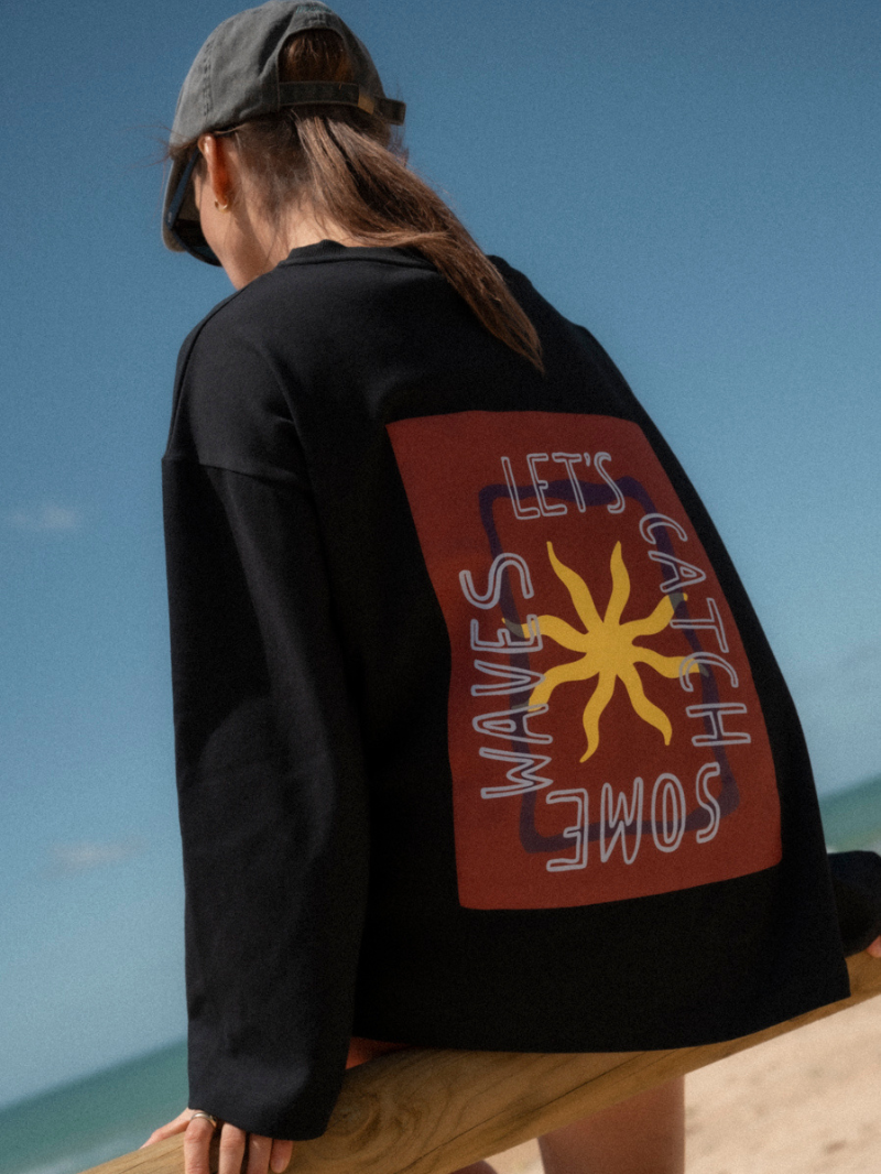 Czarna koszulka damska z długimi rękawami o luźnym kroju i z nadrukiem