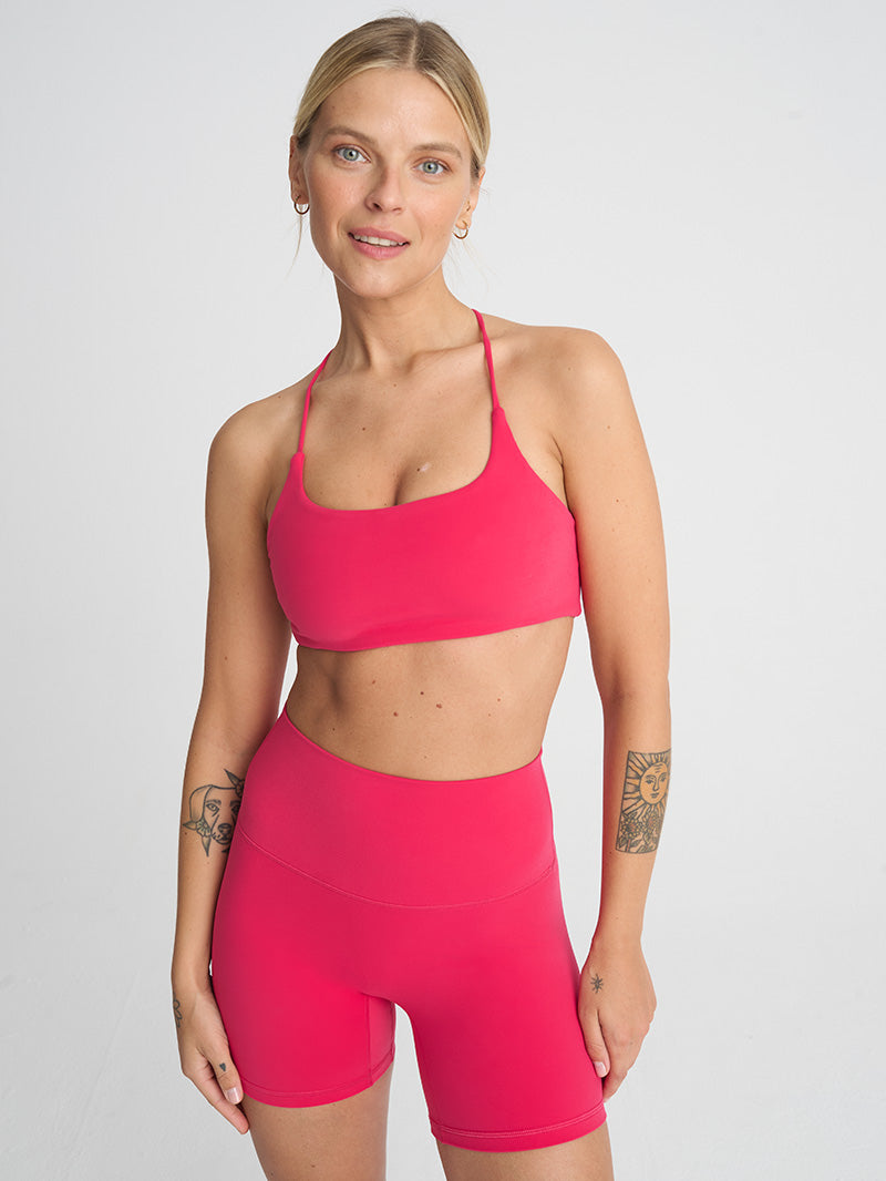 Zbliżenie na czerwone damskie szorty Movement na modelce stojącej przodem