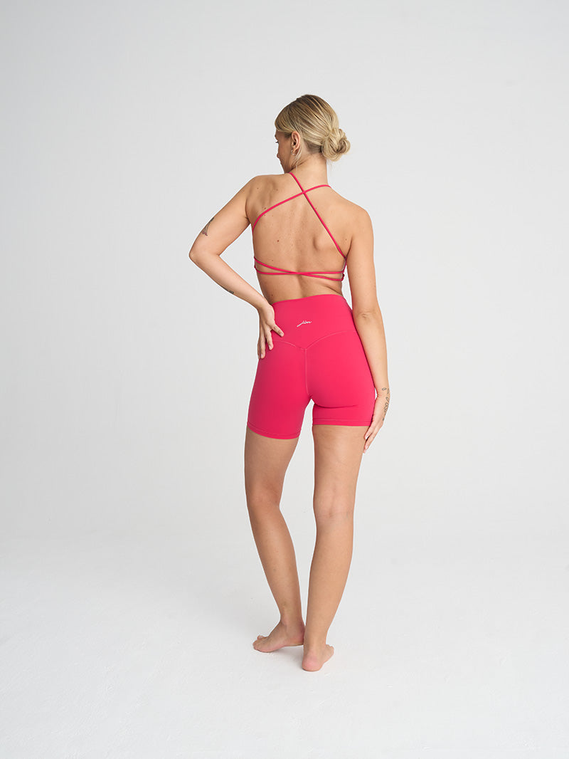 Czerwone damskie szorty Movement na modelce stojącej tyłem