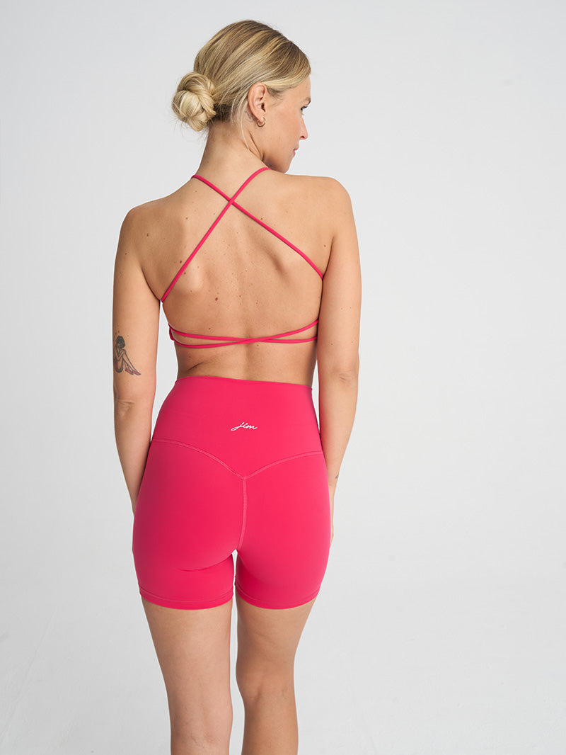 Zbliżenie na czerwone damskie szorty Movement na modelce stojącej tyłem