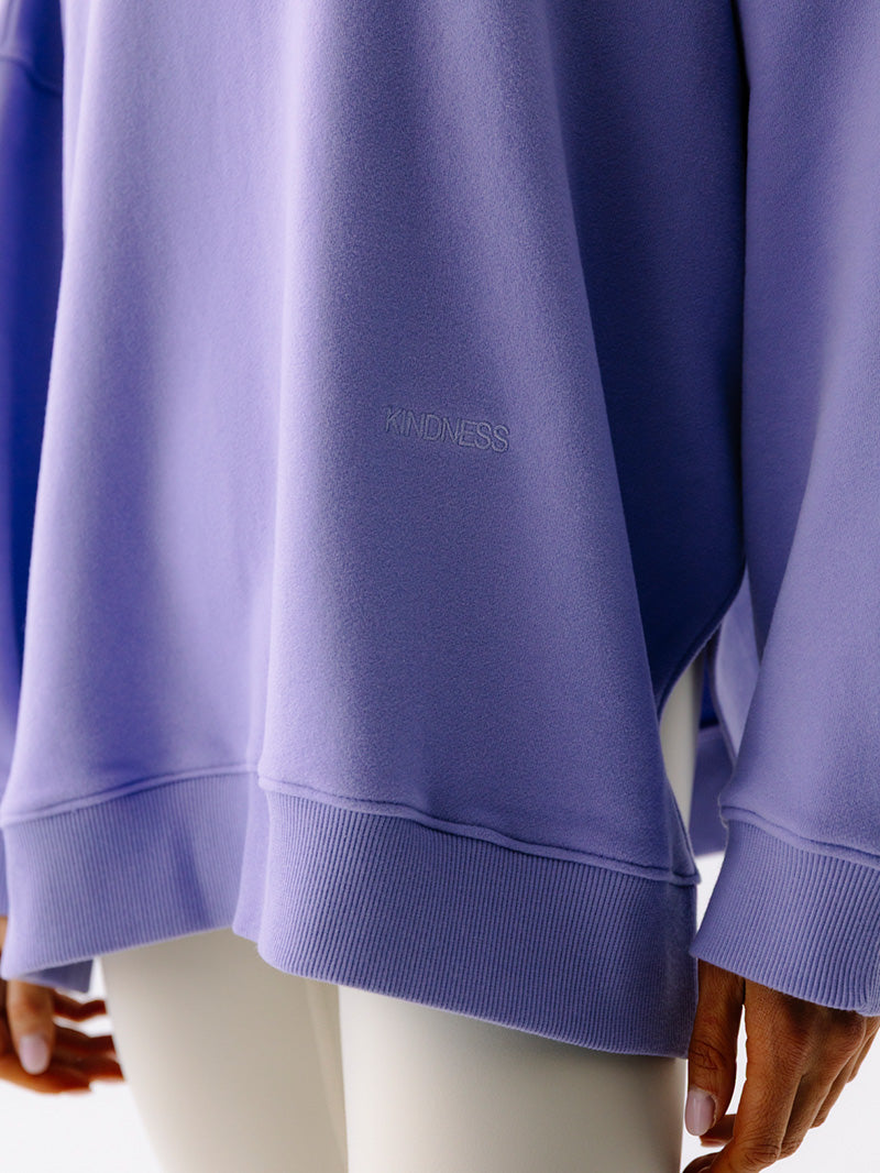 Damska fioletowa, luźna bawełniana bluza oversize KIND - zbliżenie na subtelny haft KINDNESS
