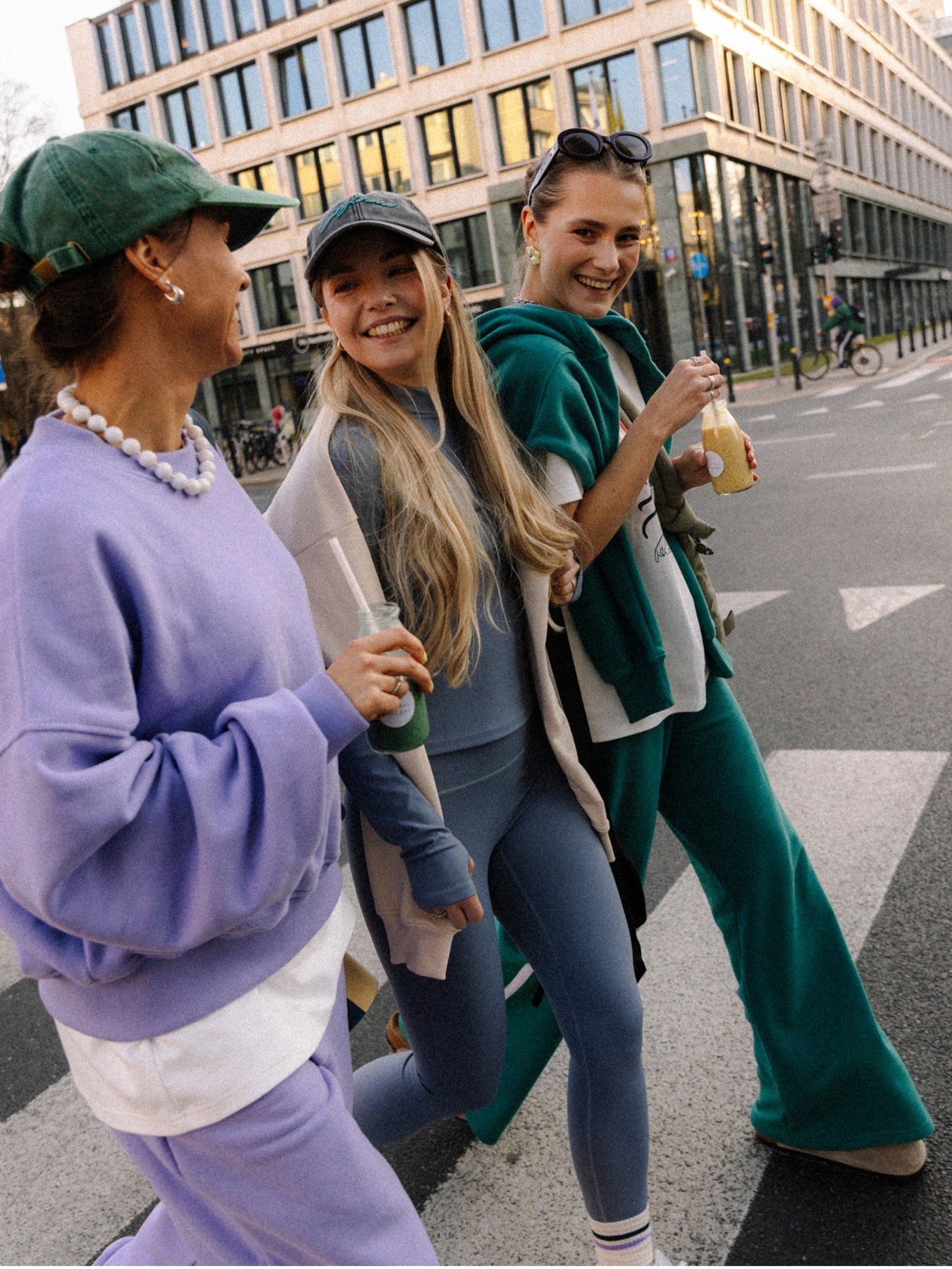 Fioletowa bawełniana damska bluza oversize Spark - casualowy set z szerokimi spodniami i zieloną czapką z daszkiem