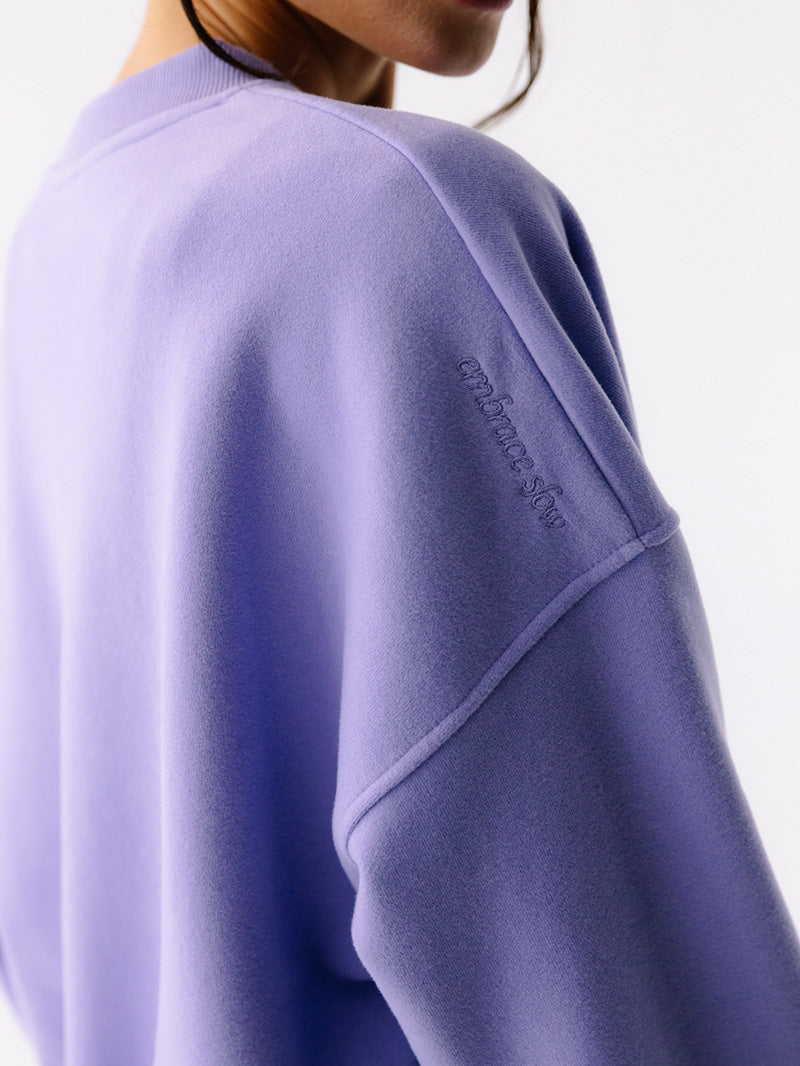 Fioletowa bawełniana damska bluza oversize Spark - zbliżenie na haft "embrace slow" na ramieniu
