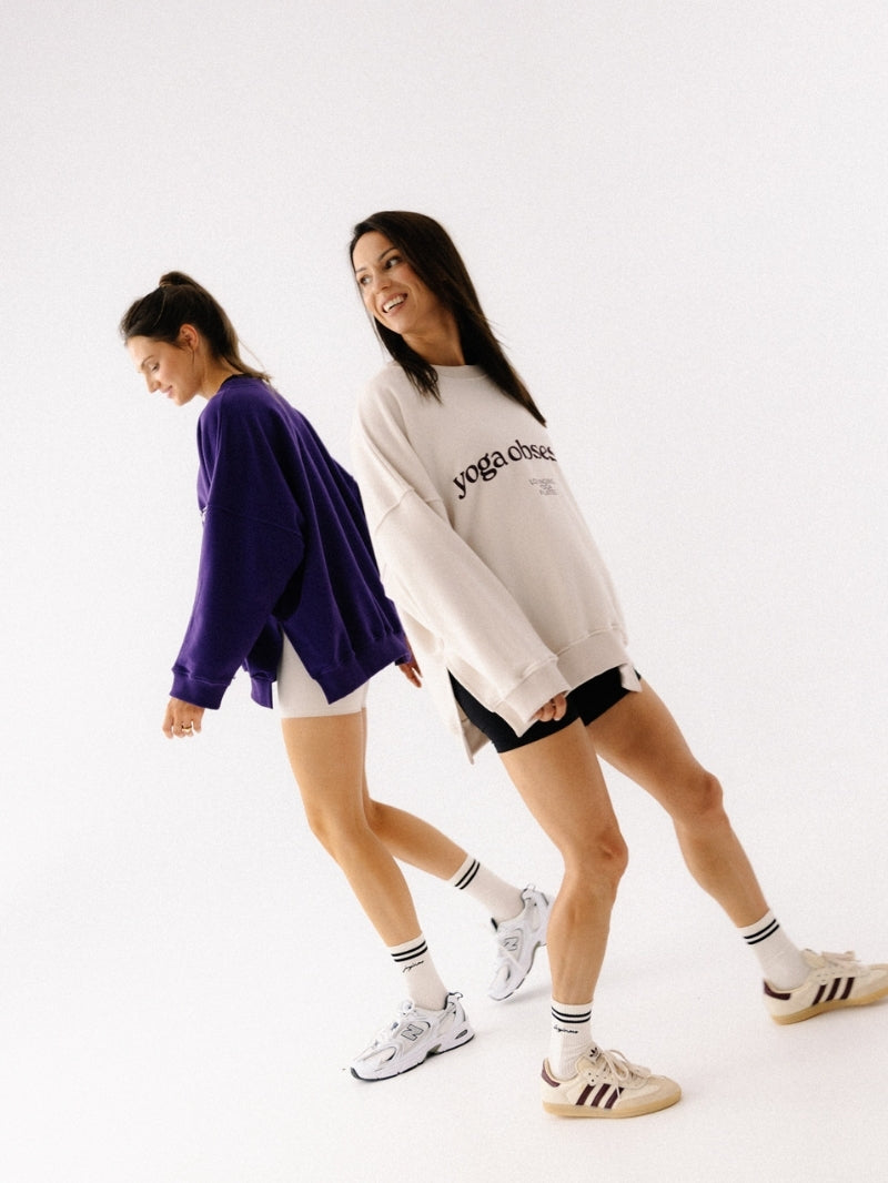 Luźna bawełniana bluza oversize w fioletowym kolorze z serii KIND i kremowa bluza z nadrukiem yoga obsessed