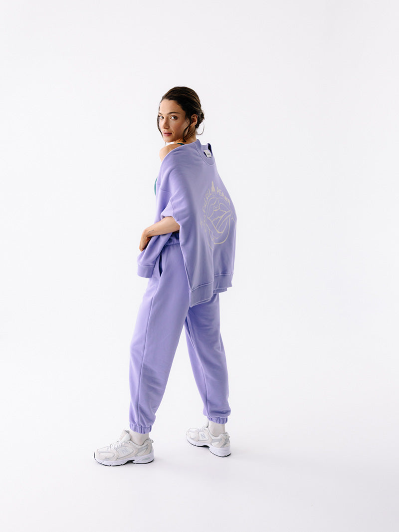 Fioletowe, luźne bawełniane spodnie dresowe KIND - widok na nogawki ze ściągaczami