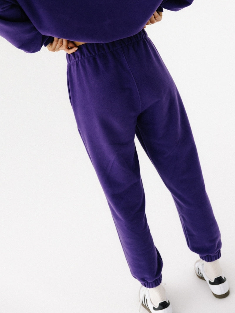 Ciemnofioletowe, luźne bawełniane spodnie dresowe damskie KIND - widok na tył