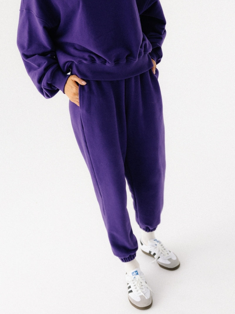 Ciemnofioletowe, luźne bawełniane spodnie dresowe damskie KIND - widok na kieszenie