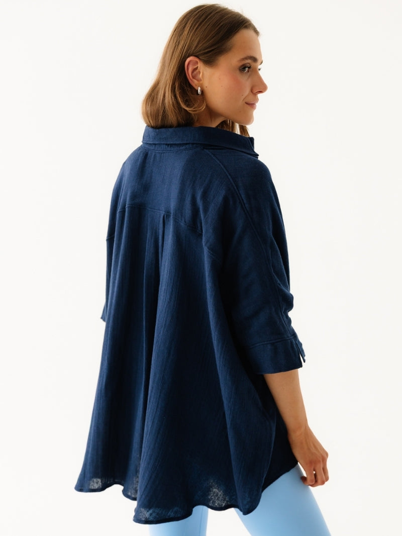 Elegancki widok z tyłu na granatową koszulę Cloud Denim z luźnym oversizowym krojem i delikatną półprzezroczystą strukturą