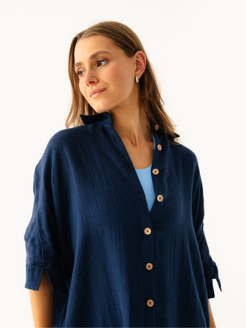 Modelka granatowej koszuli Cloud Denim z delikatną półprzezroczystą strukturą, z jasnymi guzikami - esencja wakacyjnego luzu