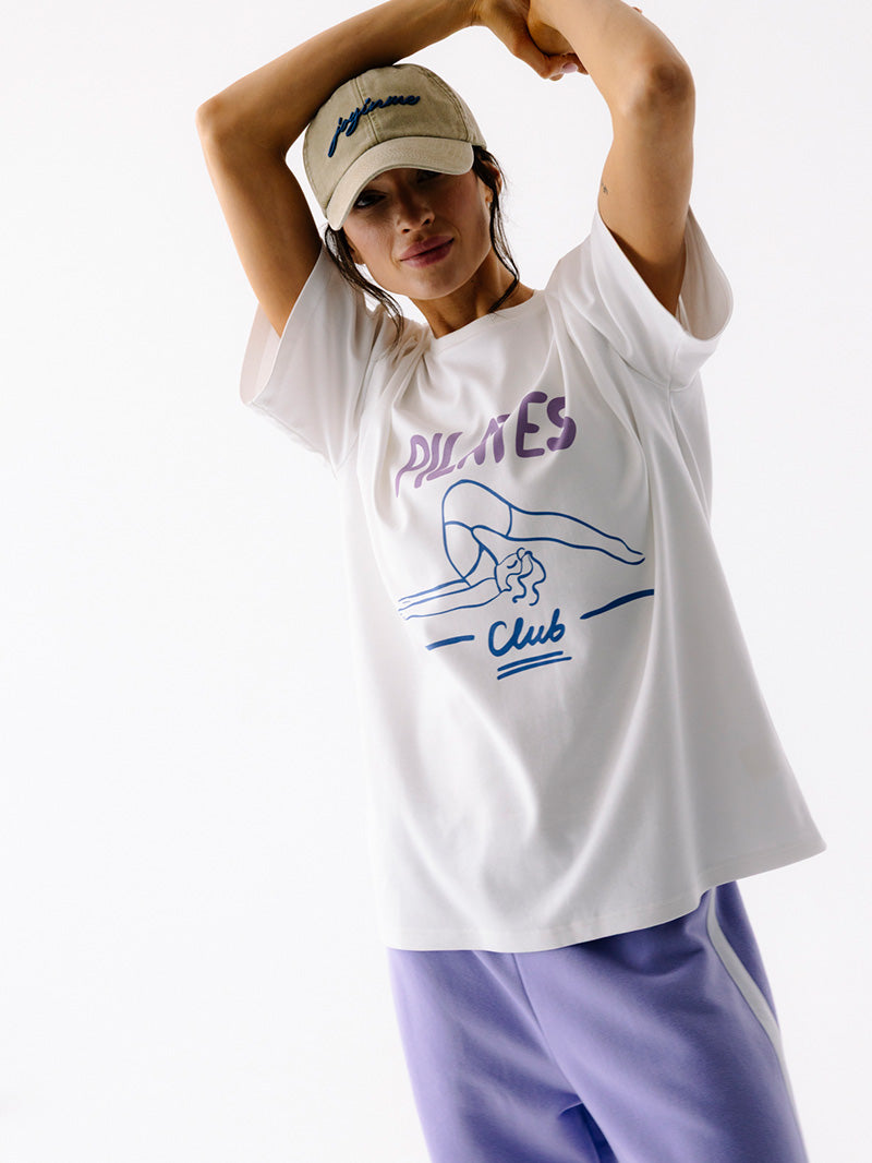 Jasna bawełniana koszulka oversize Pilates Club - widok na nadruk Pilates Club