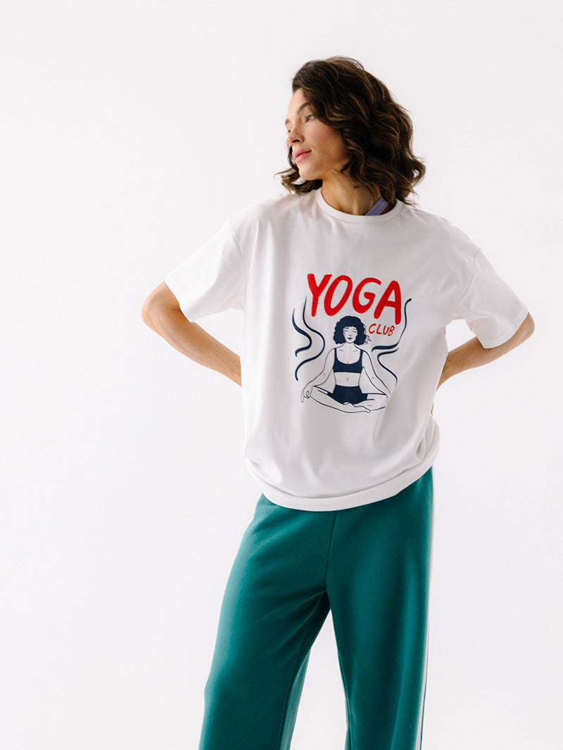 Jasna bawełniana koszulka oversize Yoga Club - zestaw z szerokimi zielonymi spodniami