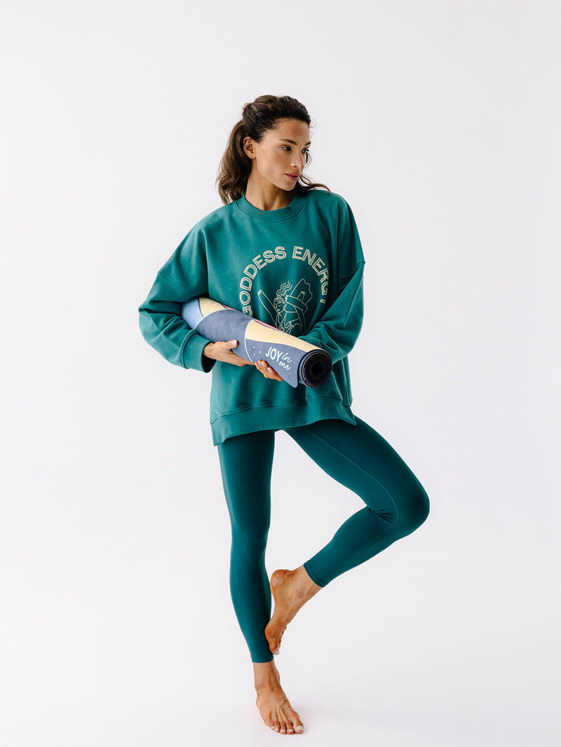 Kolorowa, antypoślizgowa mata do ćwiczeń jogi z kauczuku 3 mm z wzorem motyla - zwinięta w rulon mata pod ramieniem