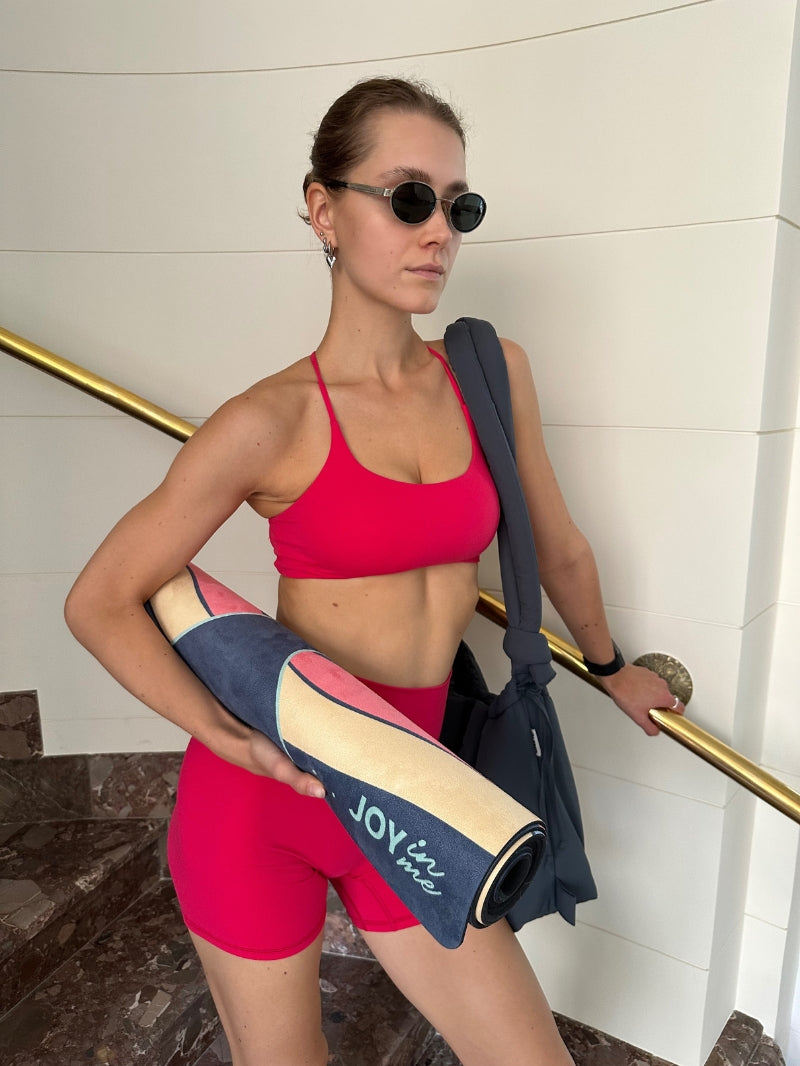 Kolorowa, antypoślizgowa mata do ćwiczeń jogi z kauczuku 3 mm z wzorem motyla - joginka przed zajęciami