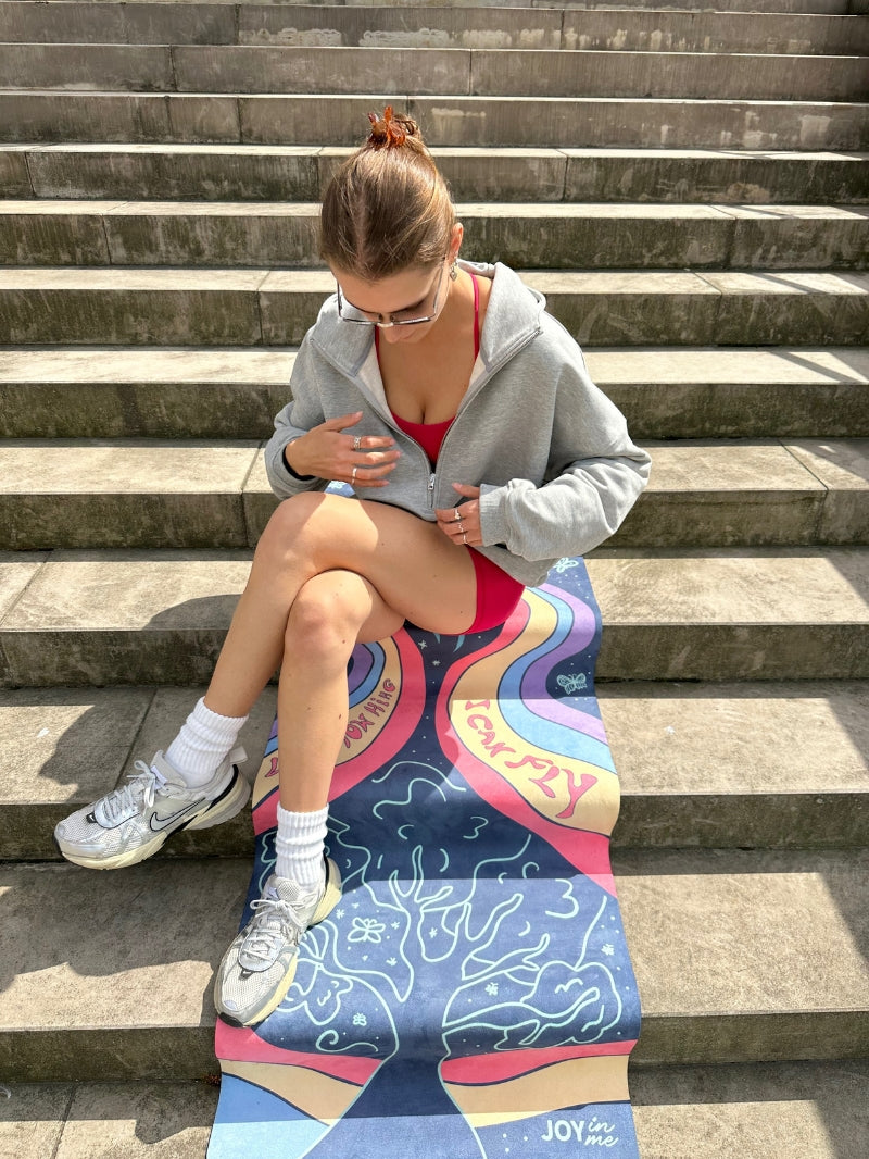 Kolorowa, antypoślizgowa kauczukowa mata do ćwiczeń jogi 3 mm z magicznym wzorem - joginka siedząca na macie