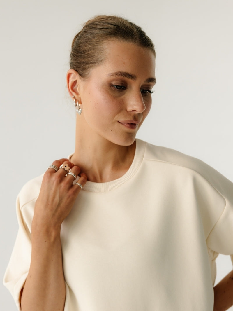 Zbliżenie na kremową bluzę Coast z krótkim rękawem w kolorze Almond Milk