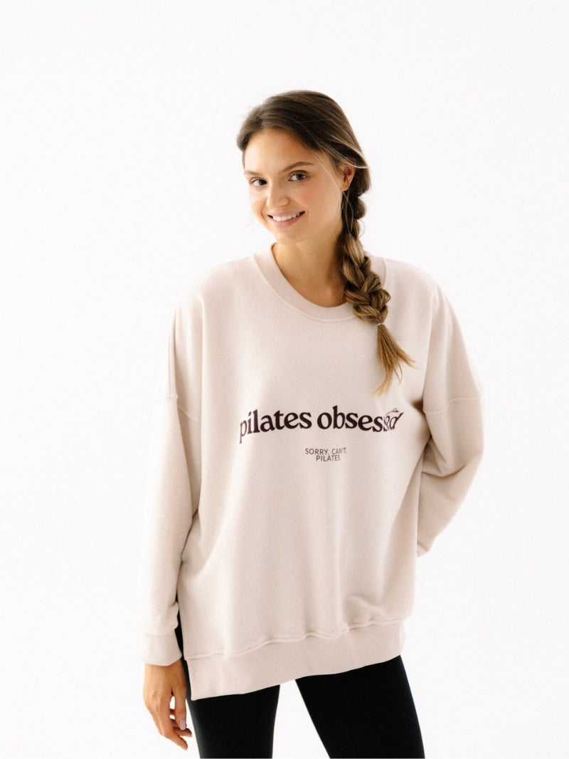 Luźna bawełniana bluza oversize KIND w kremowym kolorze z nadrukiem pilates obsessed - widok na nadruk