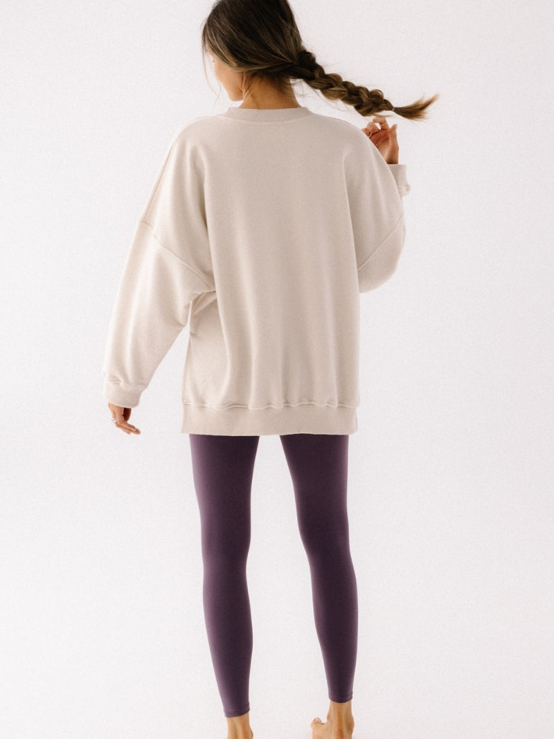 Kremowa luźna bluza damska z nadrukiem pilates obsessed