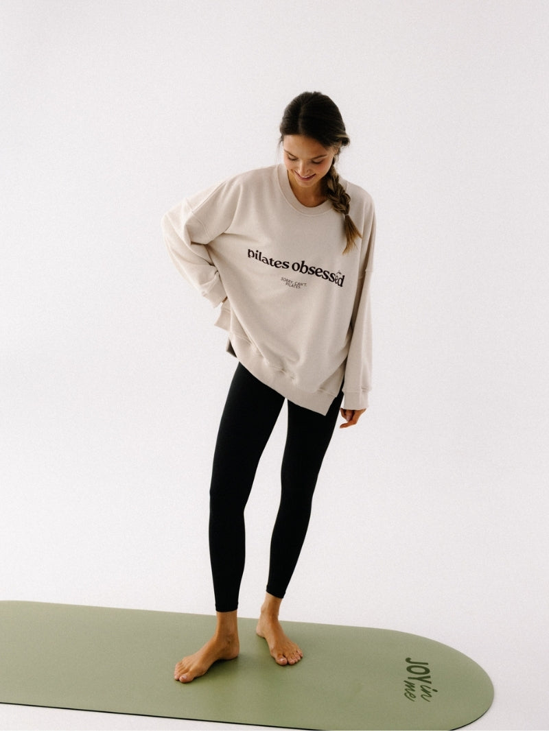 Luźna bawełniana bluza oversize KIND w kremowym kolorze z nadrukiem pilates obsessed